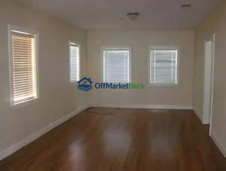 Off-market house in Baton Rouge, Louisiana — 3 beds, 1 bath, $42,500 — photo 2 of 5