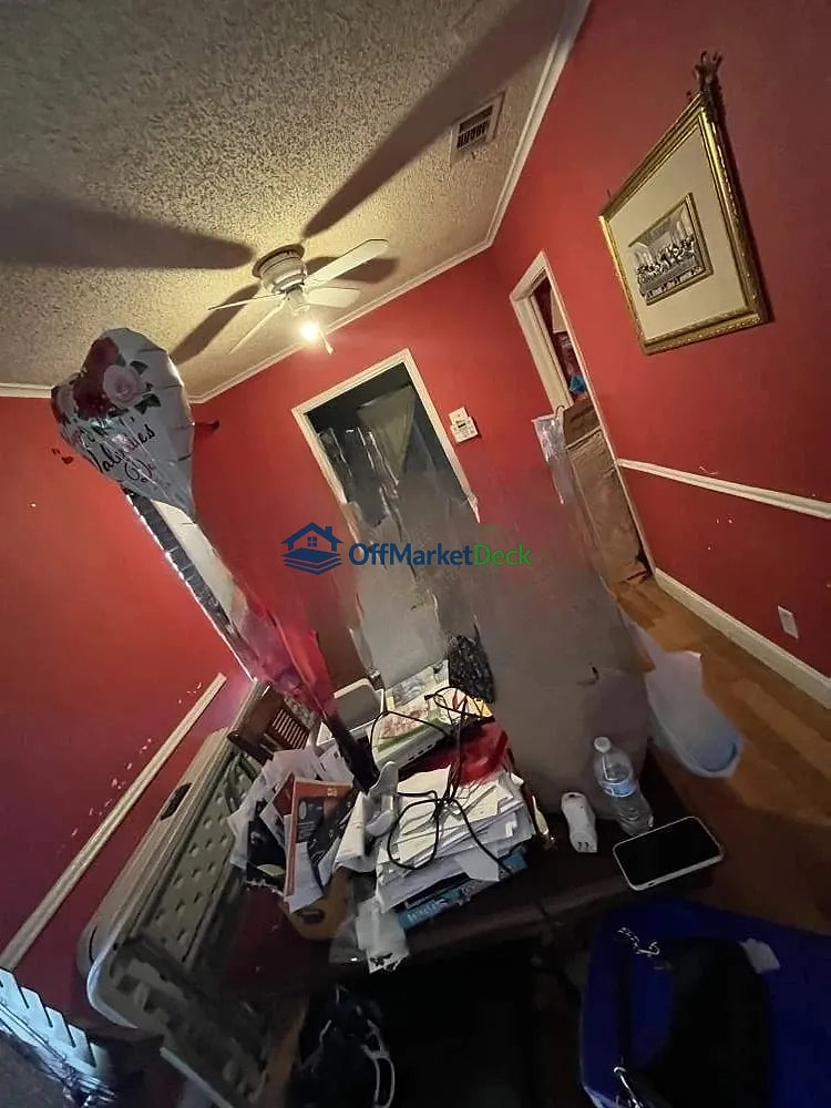Off-market house in Dallas, Texas — 4 beds, 1 bath, $155,000 — photo 2 of 5