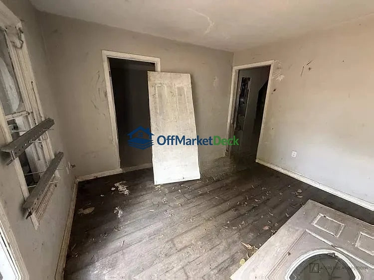Off-market house in Decatur, Georgia — 3 beds, 2 baths, $125,000 — photo 3 of 5
