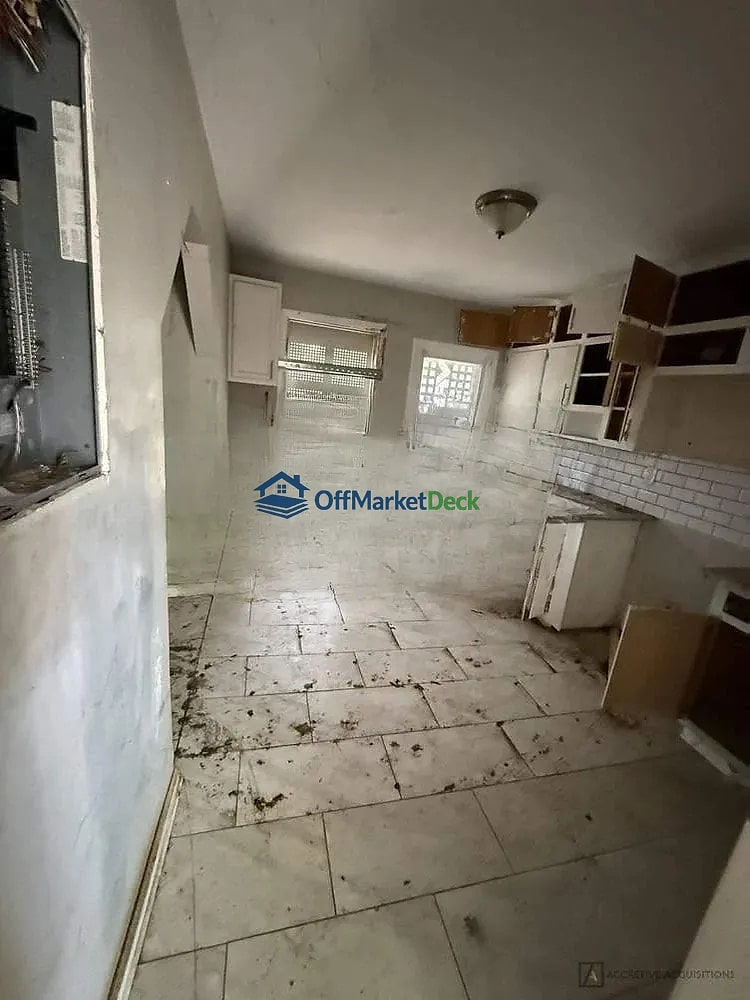 Off-market house in Decatur, Georgia — 3 beds, 2 baths, $125,000 — photo 4 of 5
