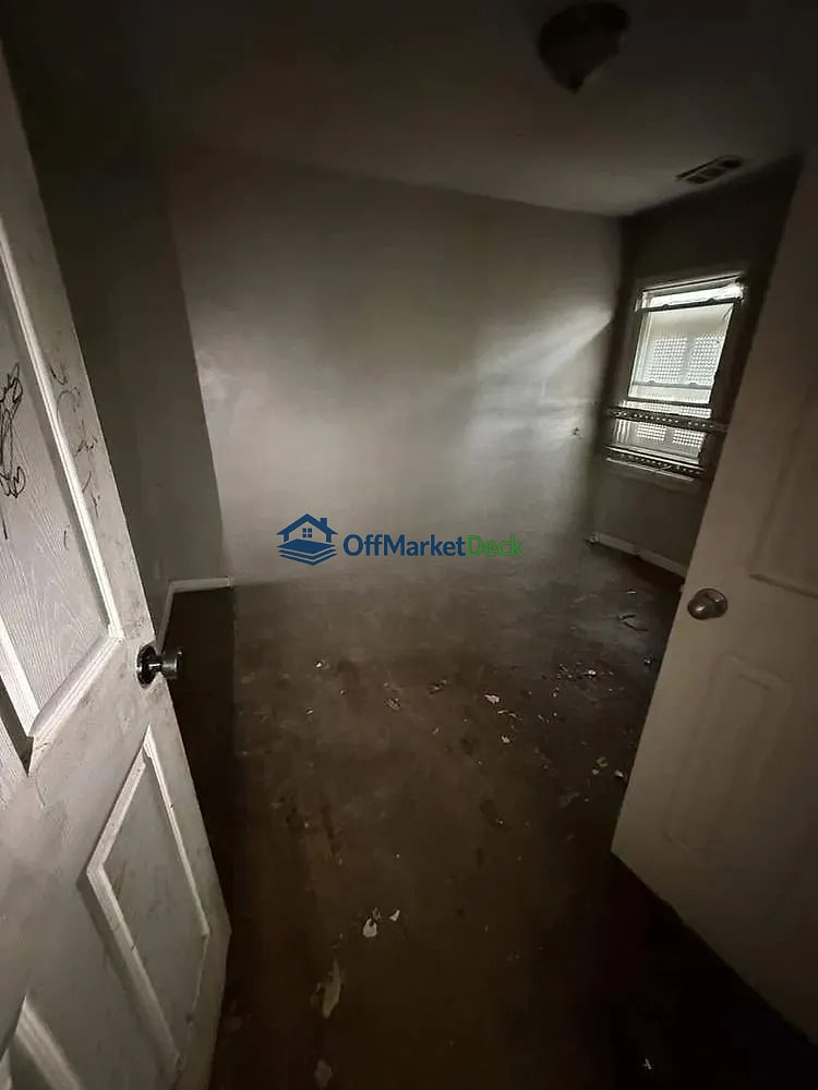 Off-market house in Decatur, Georgia — 3 beds, 2 baths, $125,000 — photo 2 of 5