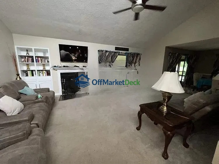 Off-market house in Indianapolis, Indiana — 4 beds, 2 baths, $99,990 — photo 2 of 5