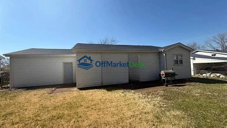 Off-market house in Florissant, Missouri — 3 beds, 2.5 baths, $179,900 — photo 2 of 5