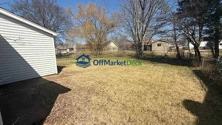 Off-market house in Florissant, Missouri — 3 beds, 2.5 baths, $179,900 — photo 5 of 5