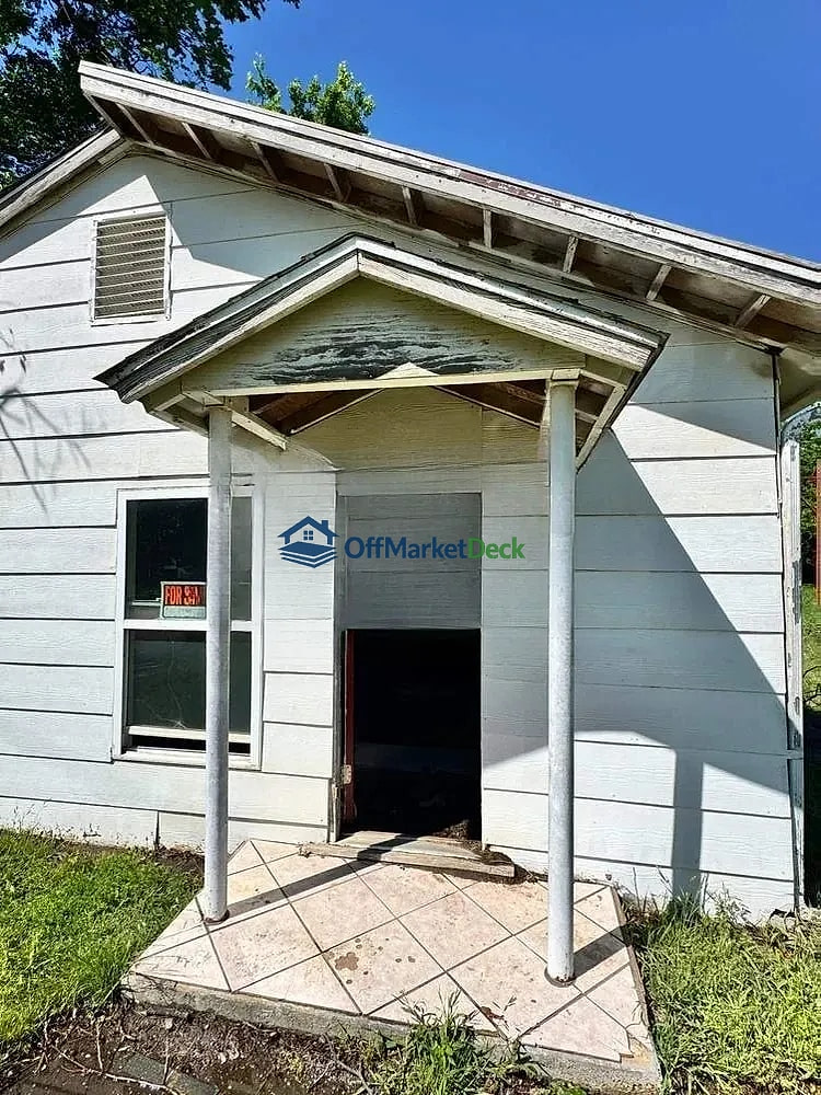 Off-market house in Jacksboro, Texas — 2 beds, 1 bath, $25,642 — photo 2 of 5
