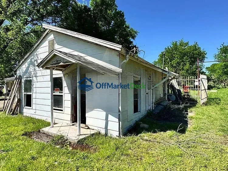 Off-market house in Jacksboro, Texas — 2 beds, 1 bath, $25,642 — photo 5 of 5