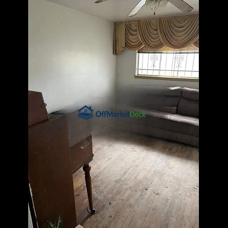Off-market house in Houston, Texas — 3 beds, 2 baths, $99,000 — photo 4 of 5