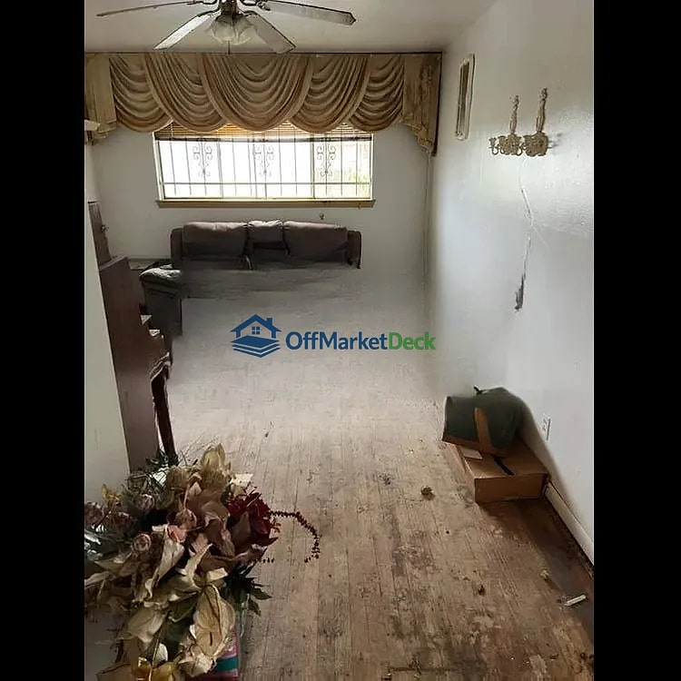 Off-market house in Houston, Texas — 3 beds, 2 baths, $99,000 — photo 2 of 5