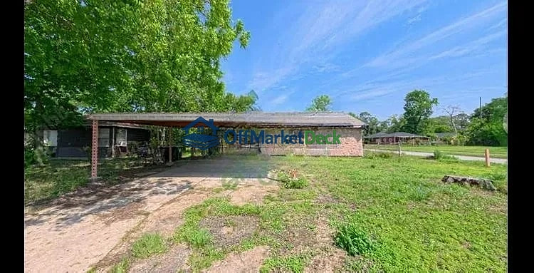 Off-market house in Houston, Texas — 2 beds, 1 bath, $105,000 — photo 3 of 3