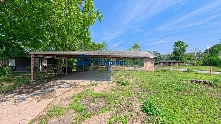 Off-market house in Houston, Texas — 2 beds, 1 bath, $105,000