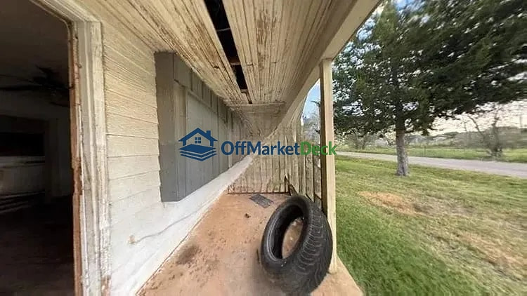 Off-market house in Altus, Oklahoma — 3 beds, 1 bath, $27,850 — photo 2 of 5