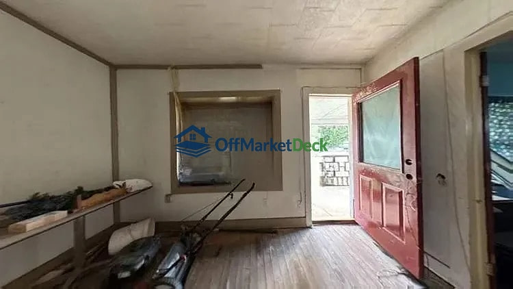 Off-market house in Altus, Oklahoma — 3 beds, 1 bath, $27,850 — photo 3 of 5
