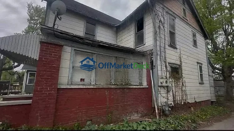 Off-market house in New Castle, Indiana — 4 beds, 2 baths, $10,000 — photo 4 of 5