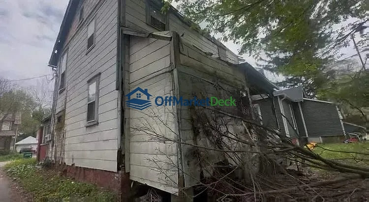 Off-market house in New Castle, Indiana — 4 beds, 2 baths, $10,000 — photo 3 of 5