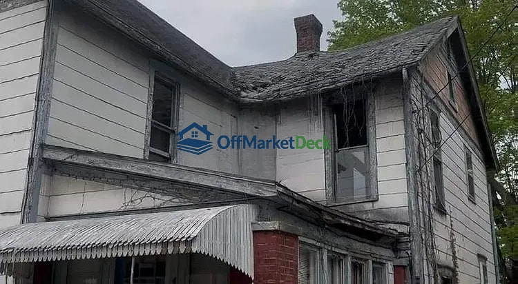 Off-market house in New Castle, Indiana — 4 beds, 2 baths, $10,000 — photo 2 of 5