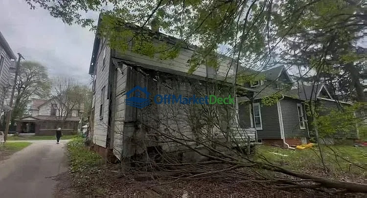 Off-market house in New Castle, Indiana — 4 beds, 2 baths, $10,000 — photo 5 of 5