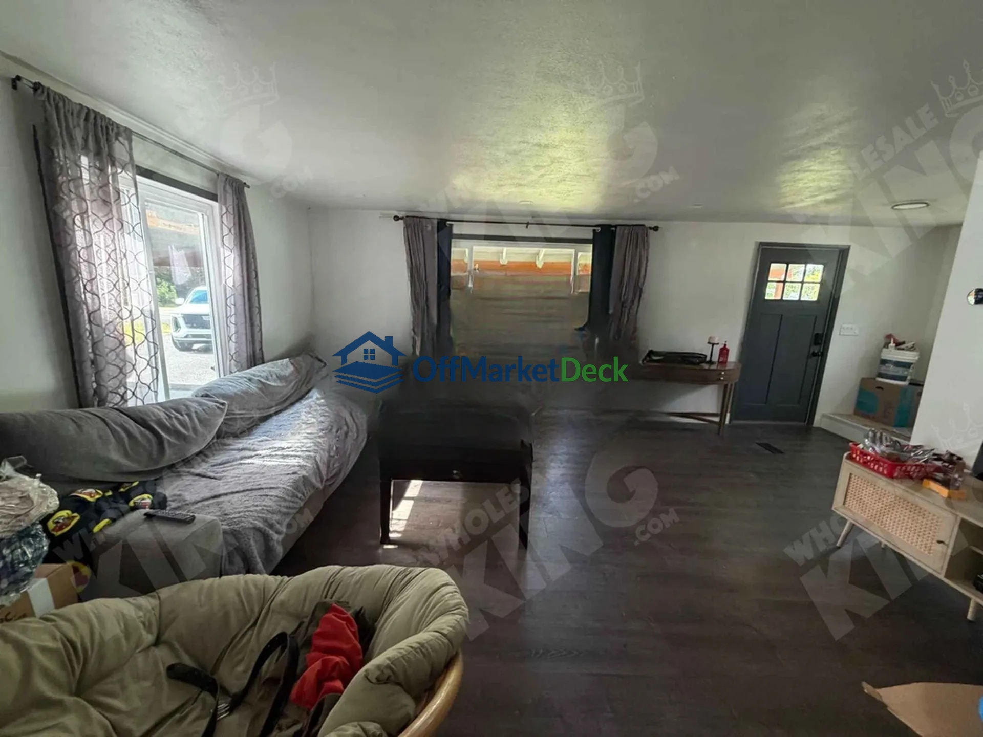 Off-market house in Aloha, Oregon — 3 beds, 2 baths, $390,000 — photo 2 of 8