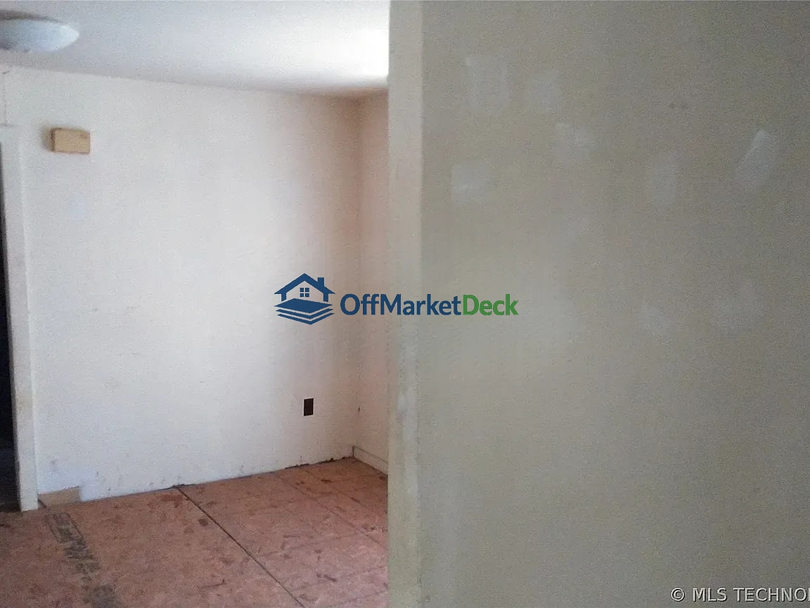 Off-market house in Muskogee, Oklahoma — 2 beds, 1 bath, $28,000 — photo 5 of 8