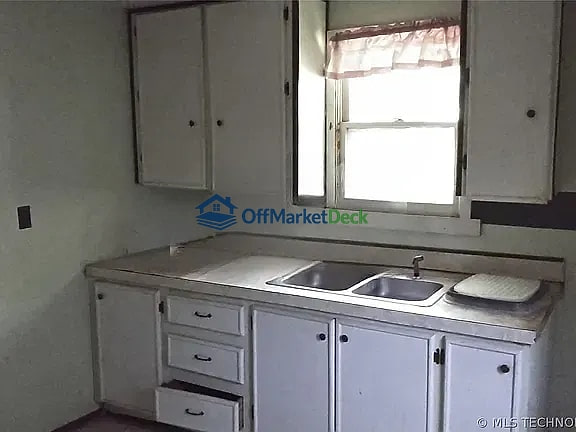 Off-market house in Muskogee, Oklahoma — 2 beds, 1 bath, $28,000 — photo 6 of 8