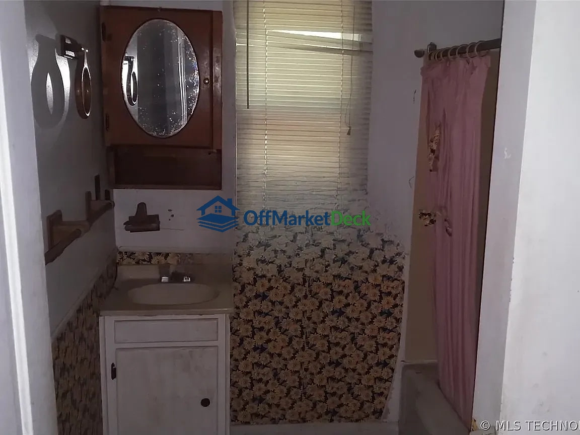 Off-market house in Muskogee, Oklahoma — 2 beds, 1 bath, $28,000 — photo 4 of 8