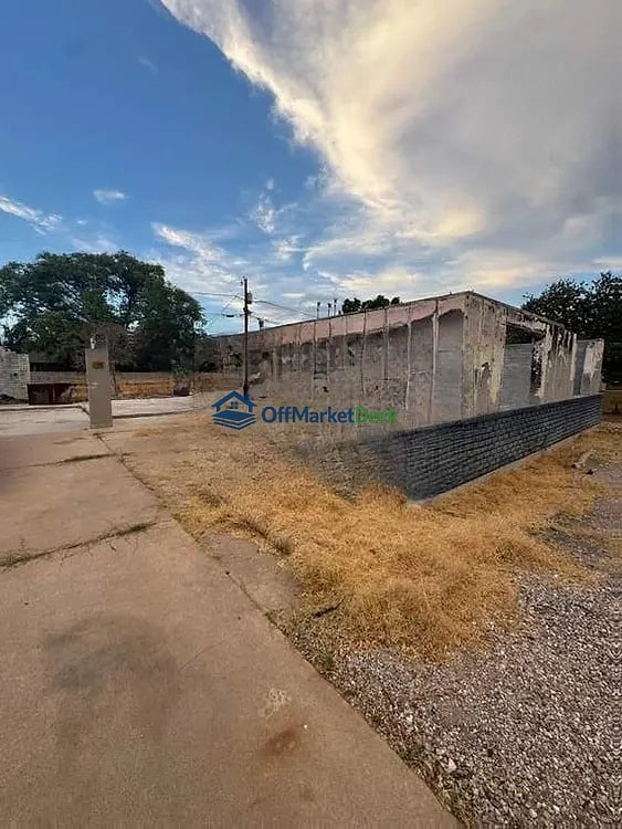 Off-market house in Tempe, Arizona — 3 beds, 2 baths, $225,000 — photo 2 of 8