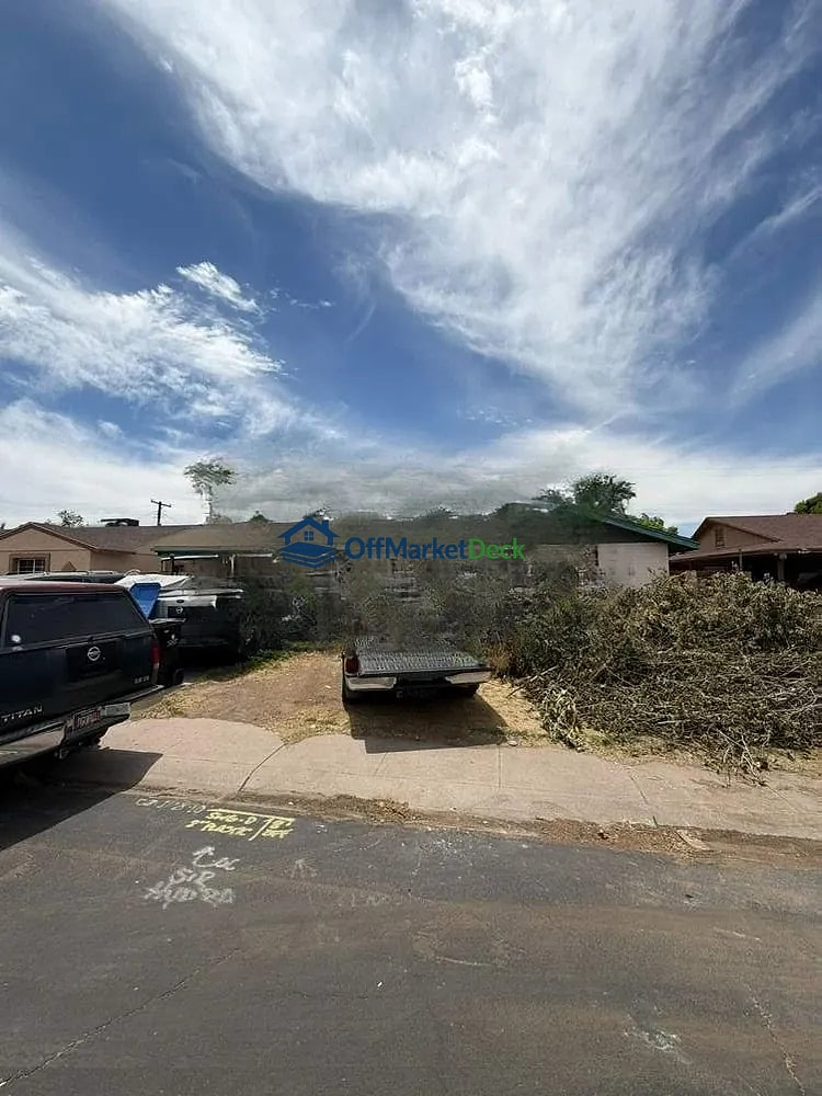 Off-market house in Phoenix, Arizona — 4 beds, 2 baths, $209,999