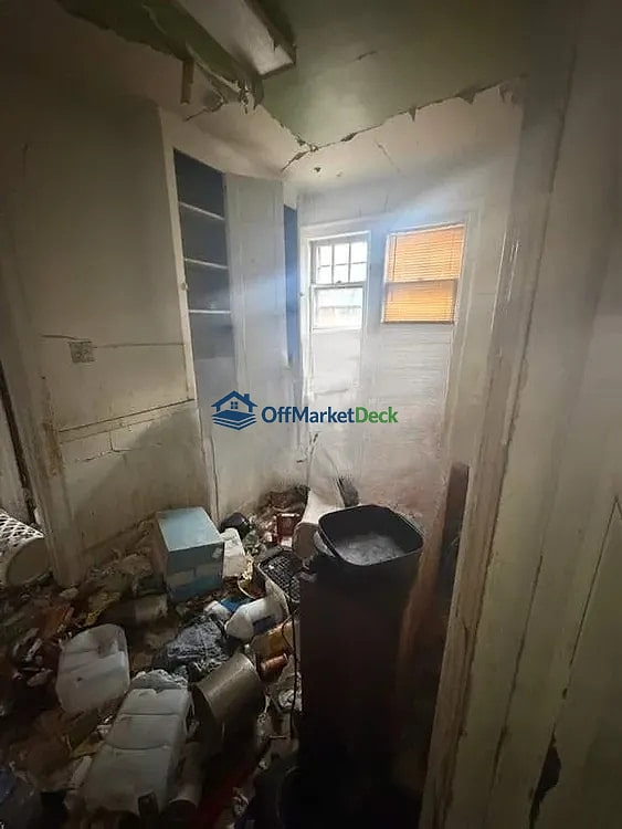 Off-market house in Detroit, Michigan — 5 beds, 2 baths, $20,000 — photo 6 of 8