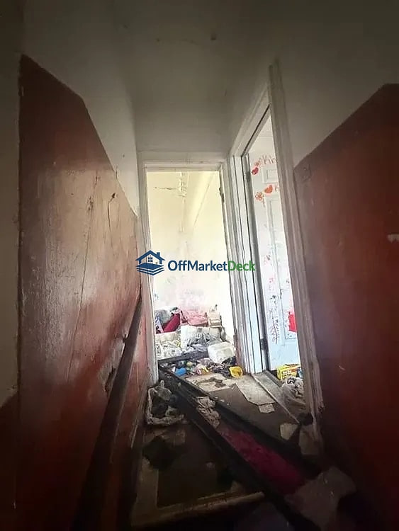 Off-market house in Detroit, Michigan — 5 beds, 2 baths, $20,000 — photo 4 of 8