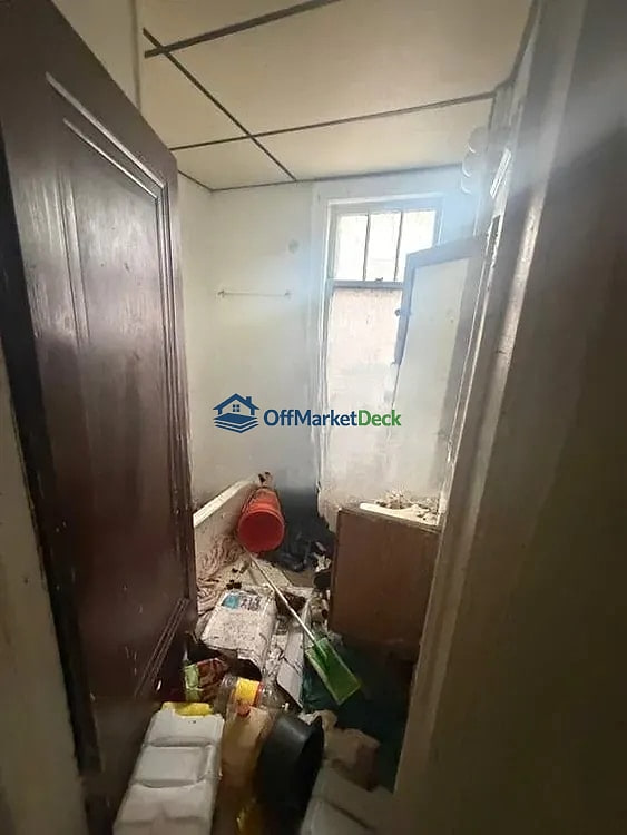 Off-market house in Detroit, Michigan — 5 beds, 2 baths, $20,000 — photo 8 of 8
