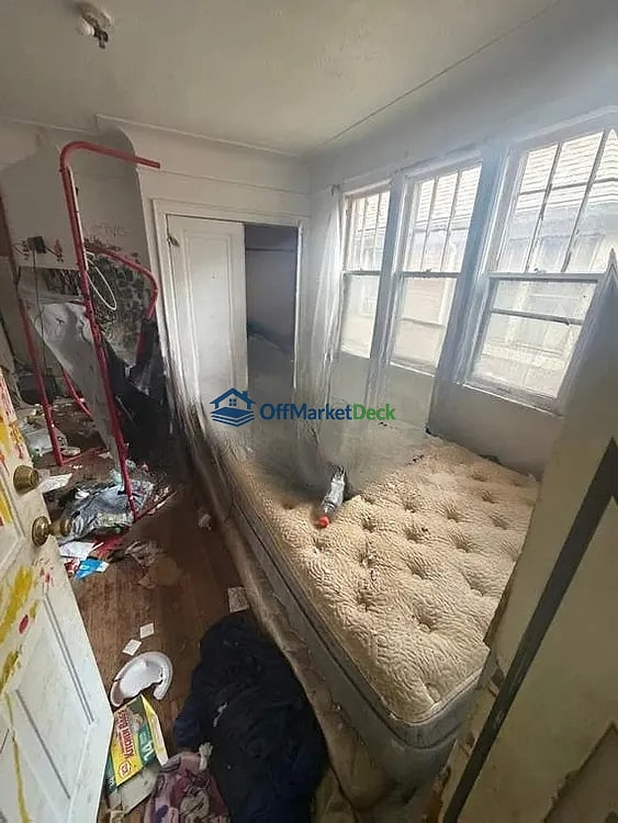 Off-market house in Detroit, Michigan — 5 beds, 2 baths, $20,000 — photo 5 of 8