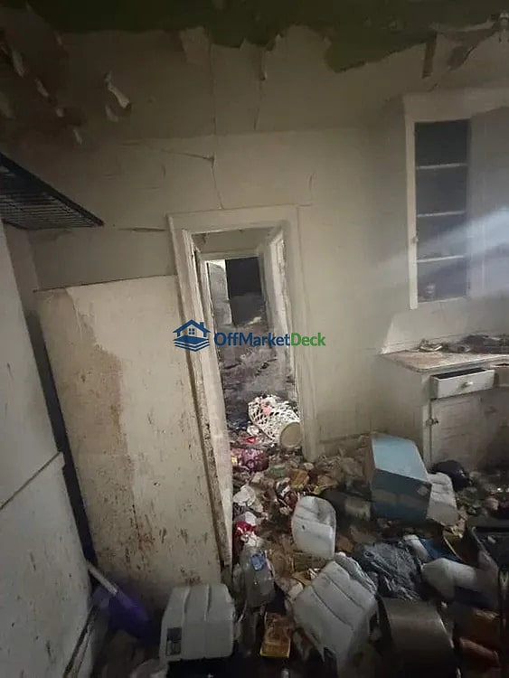 Off-market house in Detroit, Michigan — 5 beds, 2 baths, $20,000 — photo 7 of 8