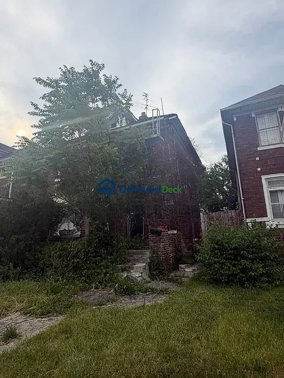 Off-market house in Detroit, Michigan — 5 beds, 2 baths, $20,000 — photo 2 of 8