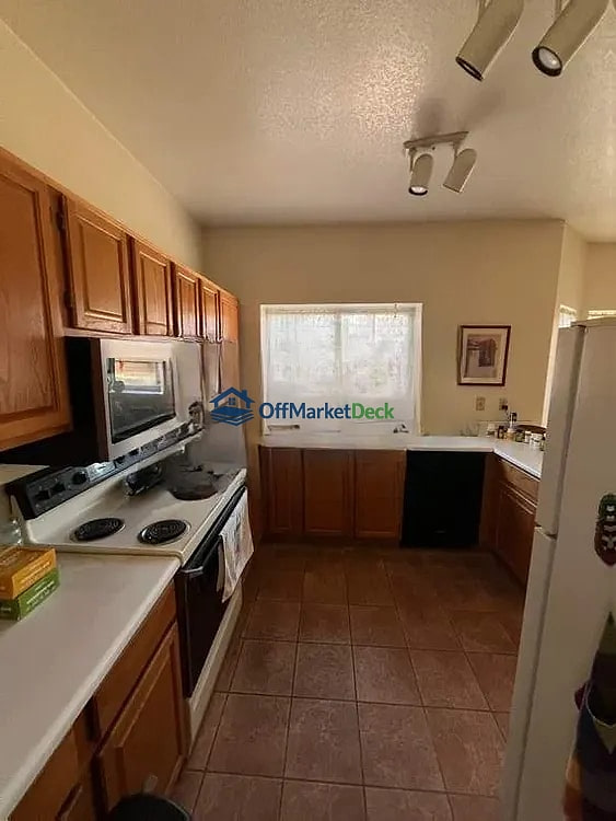 Off-market house in Peoria, Arizona — 3 beds, 2 baths, $335,000 — photo 6 of 8