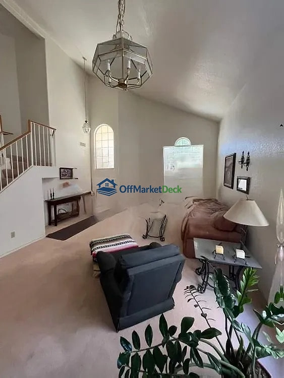 Off-market house in Peoria, Arizona — 3 beds, 2 baths, $335,000 — photo 2 of 8