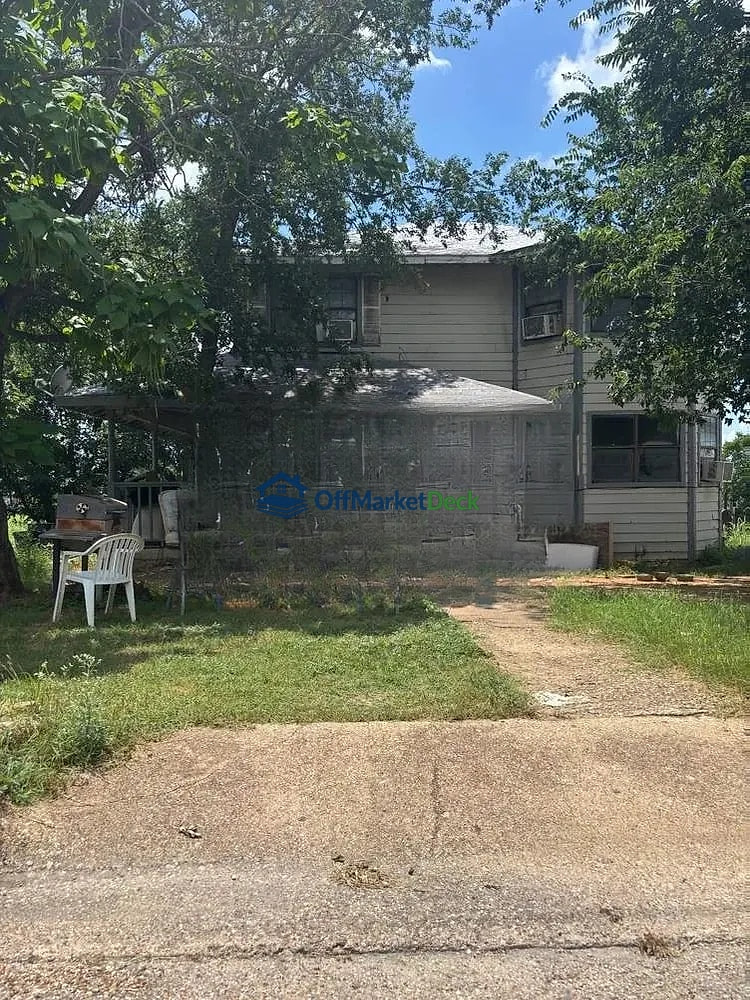 Off-market house in Gatesville, Texas — 3 beds, 1 bath, $74,000 — photo 6 of 8