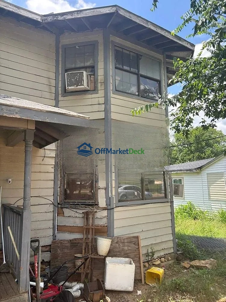 Off-market house in Gatesville, Texas — 3 beds, 1 bath, $74,000 — photo 2 of 8