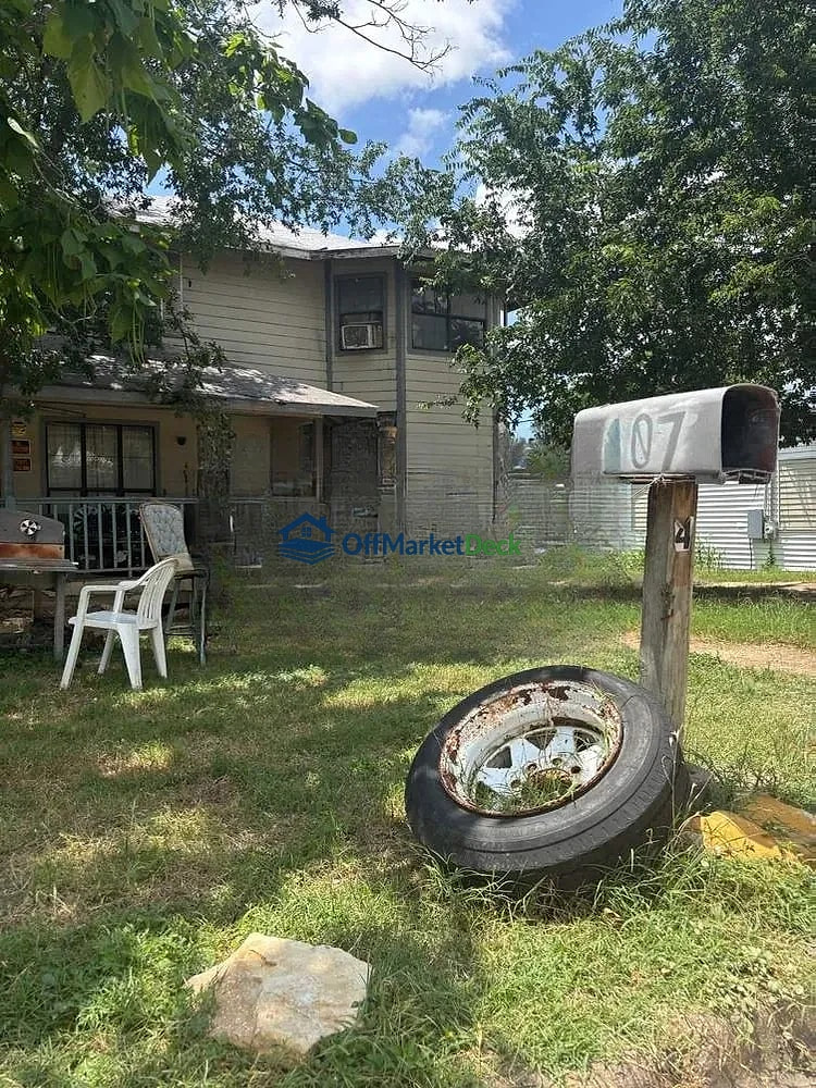 Off-market house in Gatesville, Texas — 3 beds, 1 bath, $74,000 — photo 7 of 8