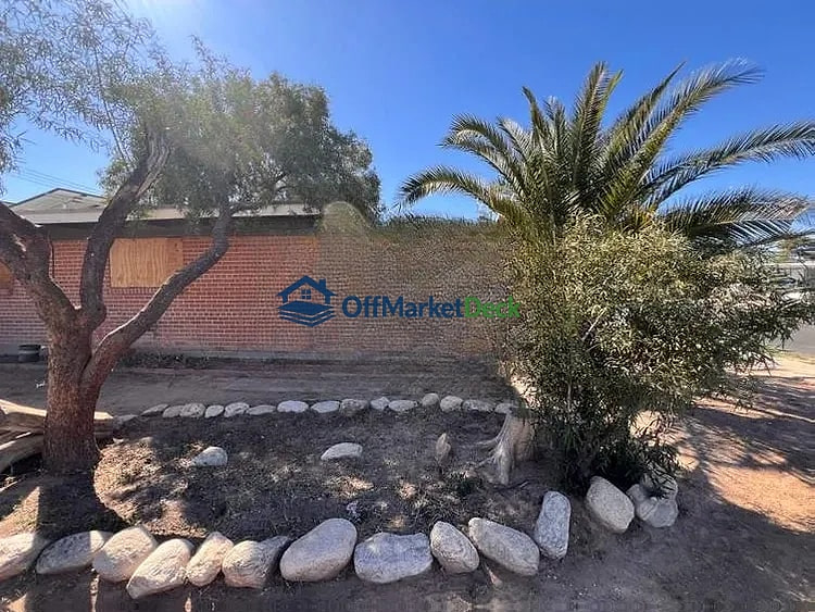 Off-market house in Tucson, Arizona — 3 beds, 2 baths, $140,000 — photo 2 of 8
