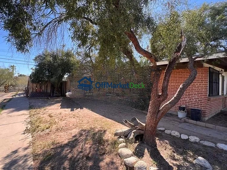 Off-market house in Tucson, Arizona — 3 beds, 2 baths, $140,000 — photo 4 of 8