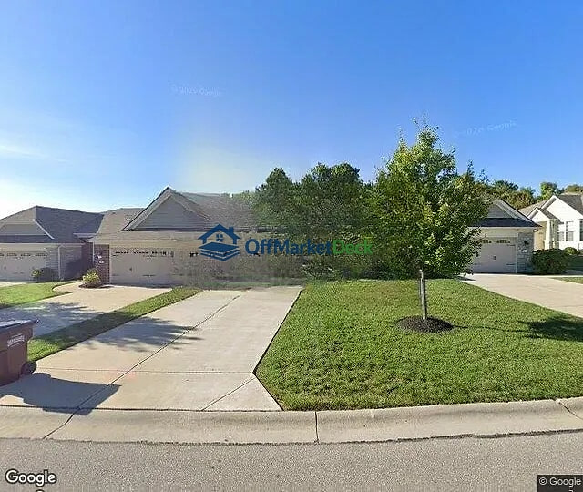Off-market house in Union, Kentucky — 2 beds, 3 baths, $419,000 — photo 2 of 3