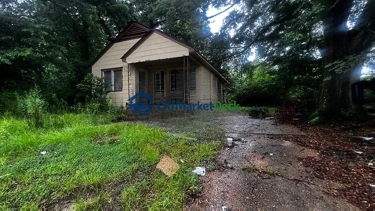 Off-market house in Jackson, Mississippi — 4 beds, 2 baths, $18,000 — photo 2 of 8