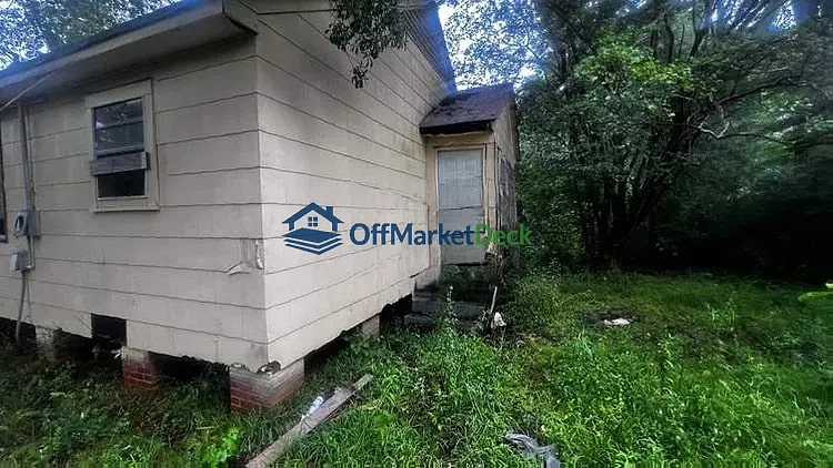 Off-market house in Jackson, Mississippi — 4 beds, 2 baths, $18,000 — photo 6 of 8
