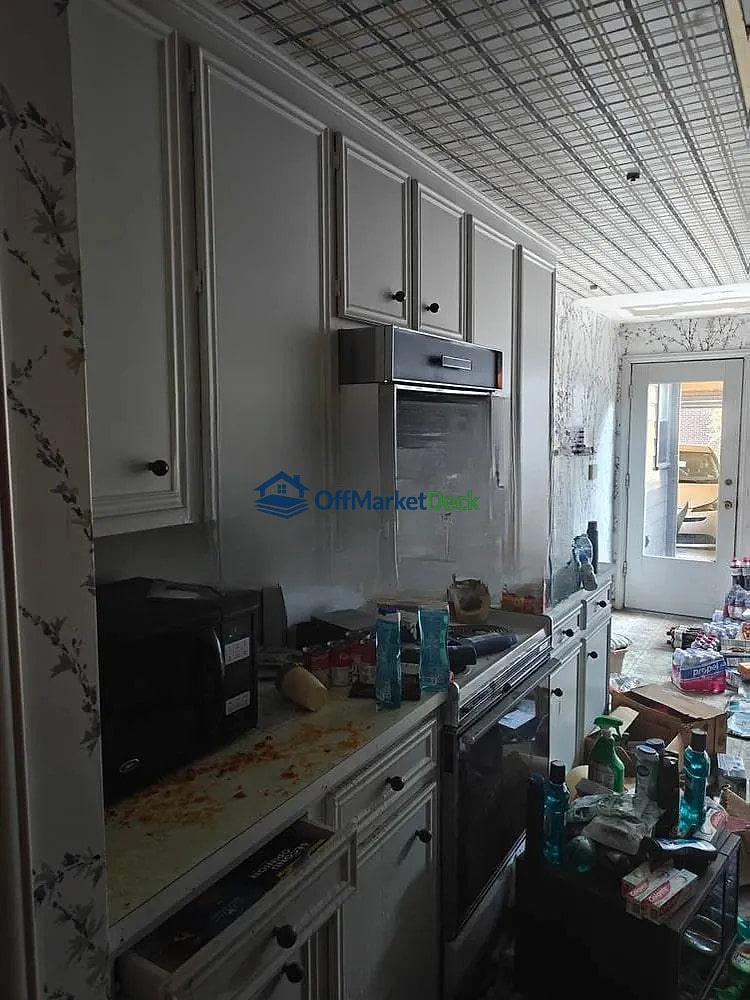 Off-market house in Houston, Texas — 2 beds, 2.5 baths, $245,000 — photo 6 of 8