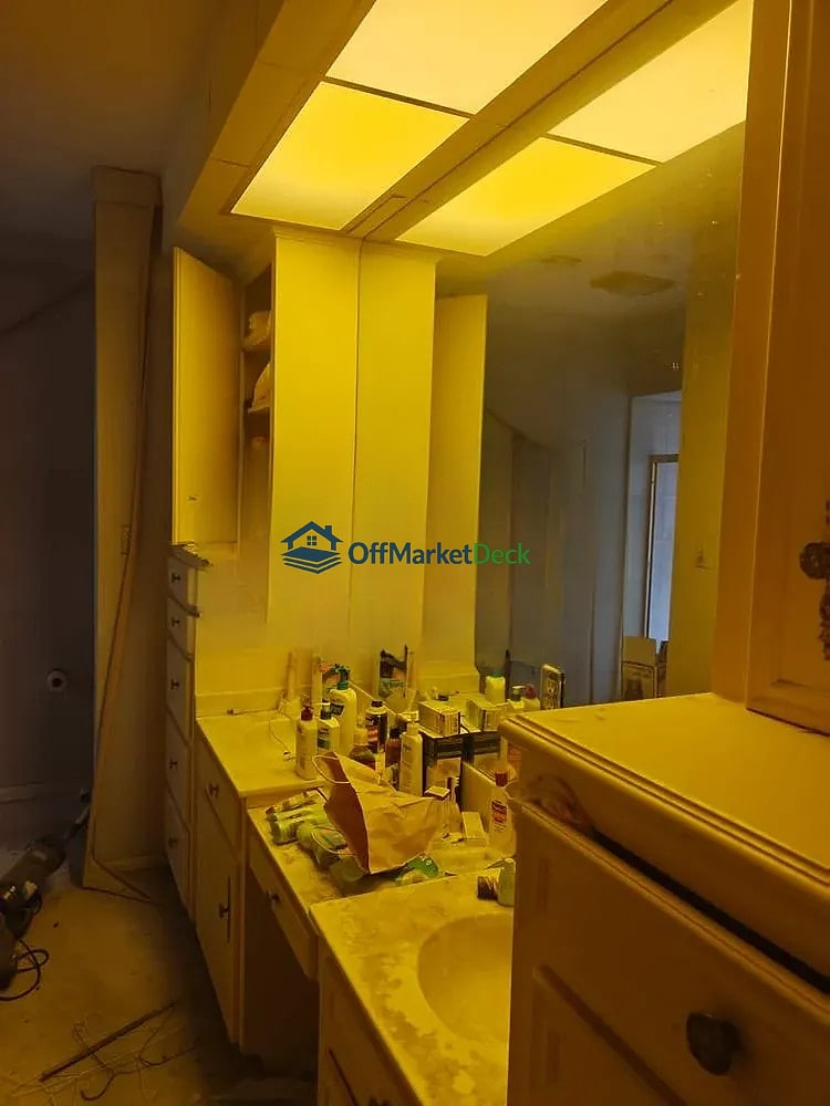 Off-market house in Houston, Texas — 2 beds, 2.5 baths, $245,000 — photo 7 of 8