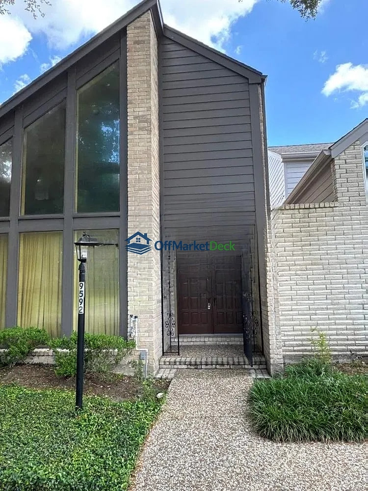 Off-market house in Houston, Texas — 2 beds, 2.5 baths, $245,000 — photo 3 of 8