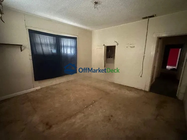 Off-market house in Fort Worth, Texas — 3 beds, 1 bath, $109,000 — photo 7 of 8