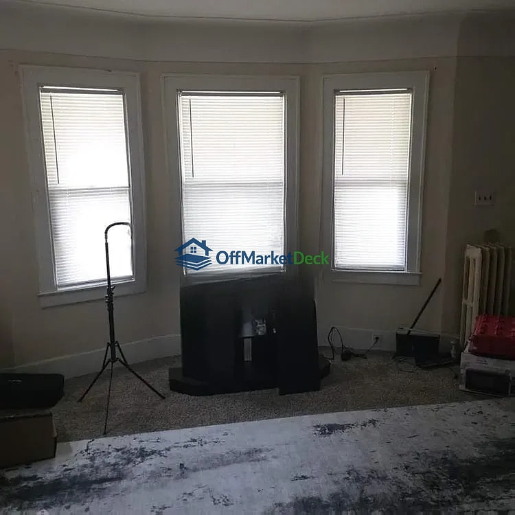 Off-market house in Highland Park, Michigan — 6 beds, 3 baths, $133,500 — photo 6 of 8