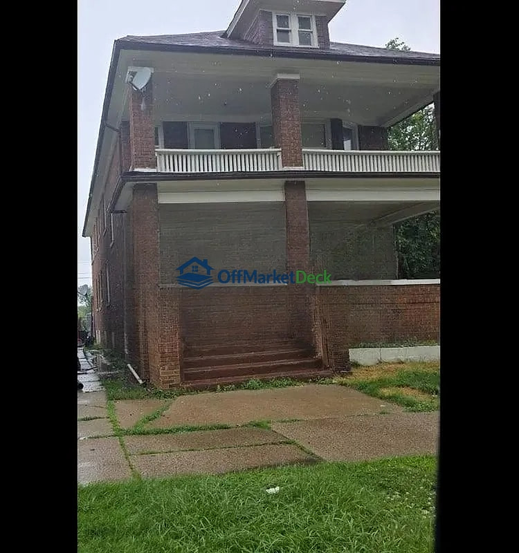 Off-market house in Highland Park, Michigan — 6 beds, 3 baths, $133,500 — photo 5 of 8
