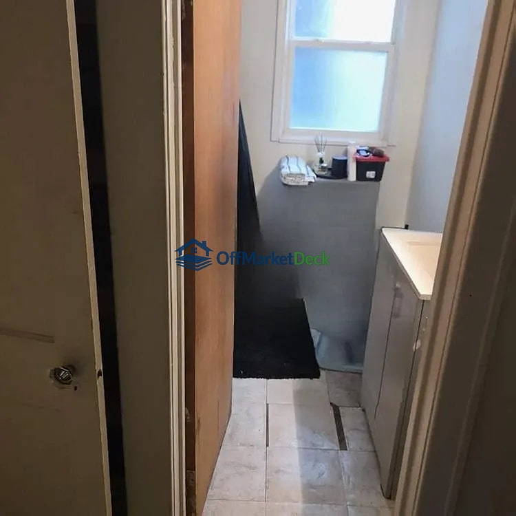 Off-market house in Highland Park, Michigan — 6 beds, 3 baths, $133,500 — photo 7 of 8