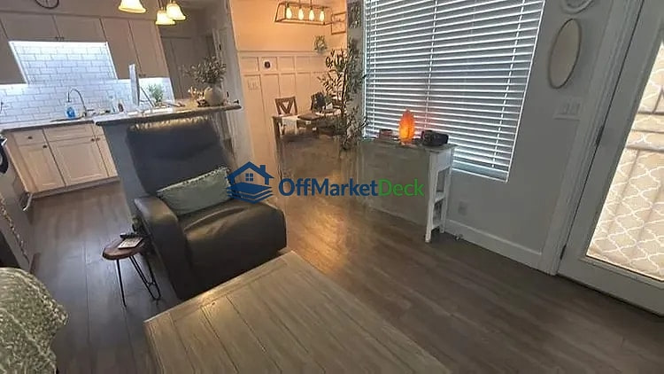Off-market house in Mesa, Arizona — 1 bed, 1 bath, $164,900 — photo 4 of 8